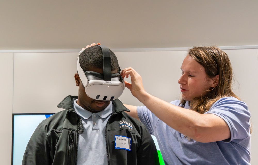 Image 1 of 19 Trhing on the VR